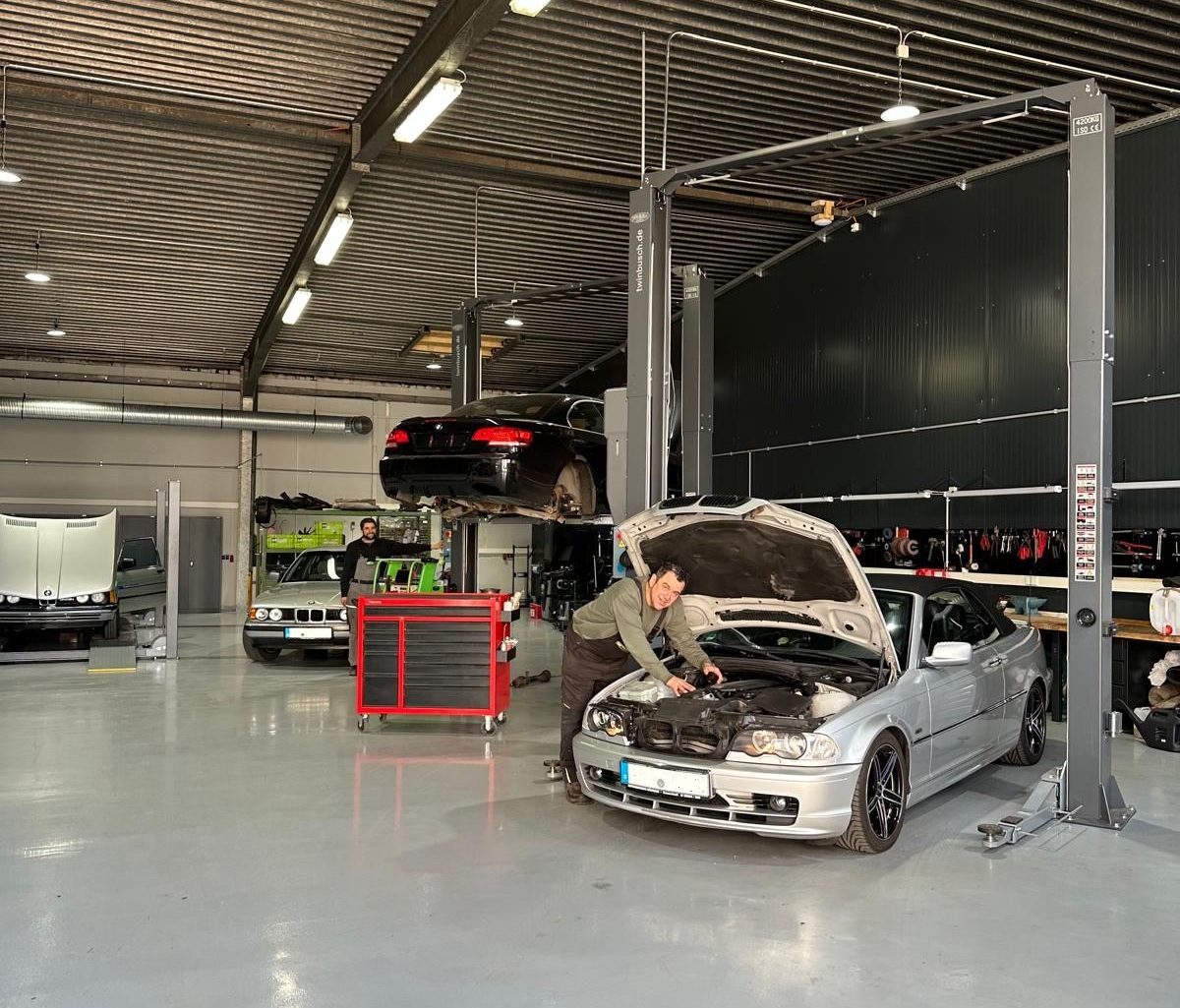 Karosseriewerkstatt von Lucars & Parts mit klassischen BMW-Automobilen